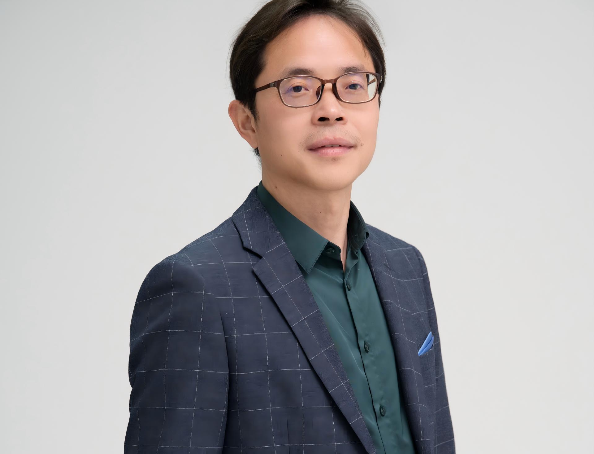 三十岁左右女性,穿职业套装,黑色背景,正面微笑,自信专业