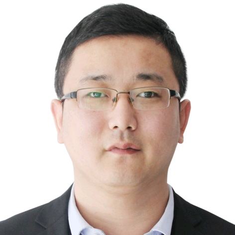 三十五岁左右男性,穿休闲衬衫,浅灰色背景,正面微笑,专注神情