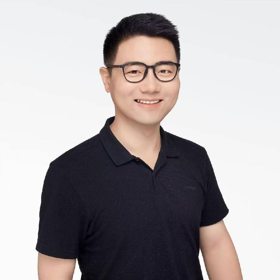 四十岁左右中年男性头像,穿白色衬衫,蓝色背景,正面微笑,专业形象